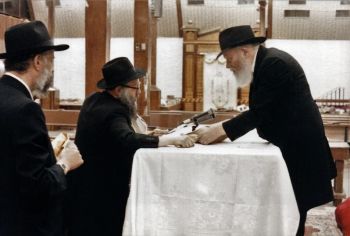 המזכיר | מראות חייו בעבודתו בקודש